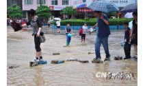 中国南方遭遇新一轮强降雨大风雷电袭击