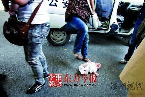 郑州街头2名女子偷手机被抓 猛踹怀中婴儿(图)