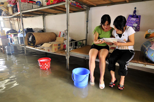 广西强降雨灾区师生水上备高考