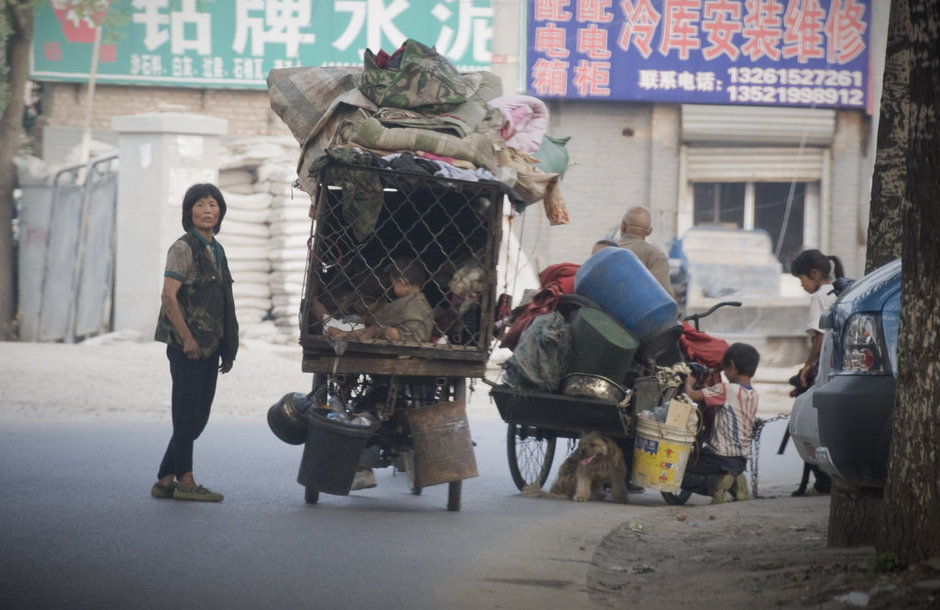 <b>北京现八口流浪家庭 幼童与狗同笼</b>