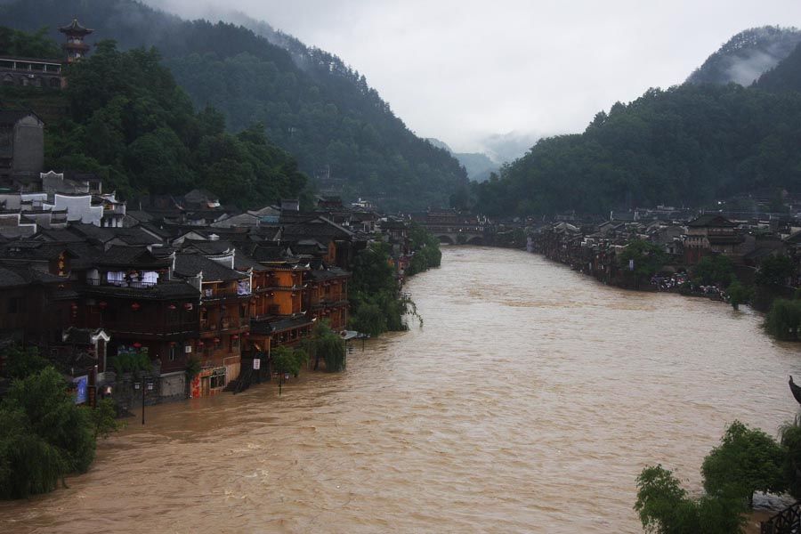 <b>暴雨袭击湖南凤凰古城 已致6人死亡</b>