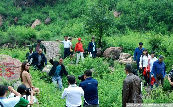 村民驱赶拍写真裸女称丢人现眼(组图)