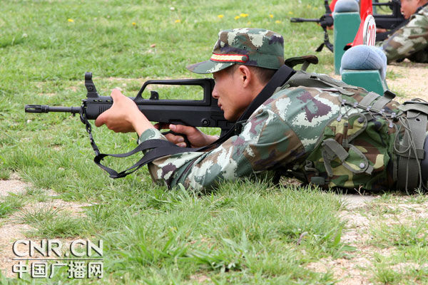 贵州武警总队射击尖子举行打靶比赛