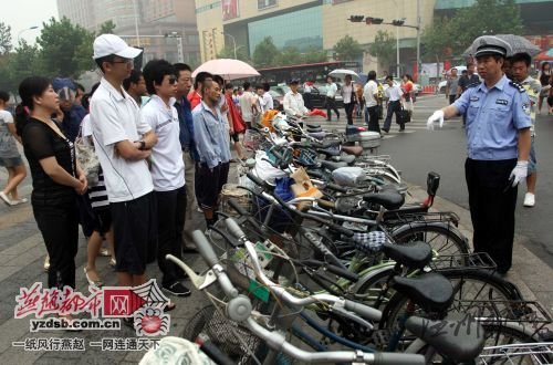 民警批评教育闯红灯者。