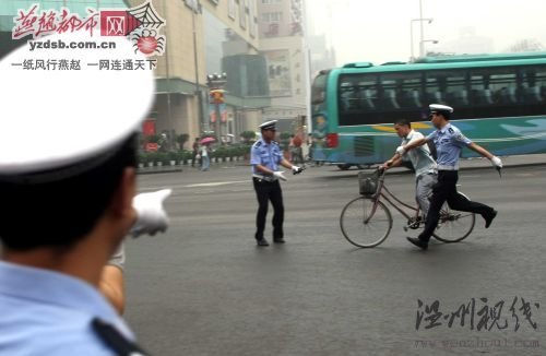 民警追拿闯红灯者