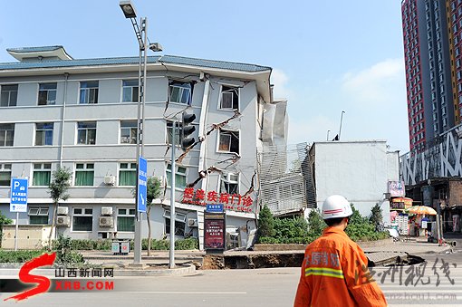 山西省人民医院前地面塌陷致门诊楼侧塌(组图)