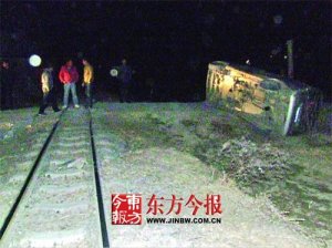 面包车乡间公路上被火车撞翻 铁路部门自称无责