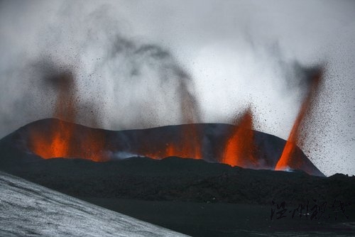 冰岛火山持续喷发 熔岩从火山口射出(组图)