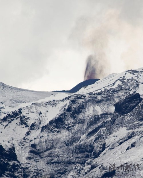 冰岛火山持续喷发 熔岩从火山口射出(组图)