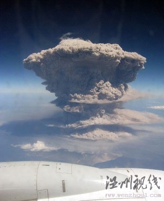 飞机上乘客4万英尺高空拍到火山喷发壮丽景象