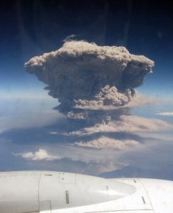 飞机上乘客4万英尺高空拍到火山喷发壮丽景象