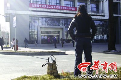 36岁女子考研忘带身份证 两次跪求进考场仍遭拒