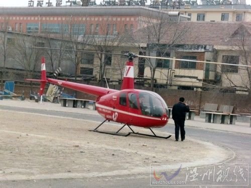 山东直升机接人，山东男子驾直升机空降校园接走女生