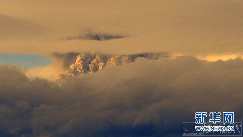 智利普耶韦火山喷发 浓烟、火山灰殃及邻国