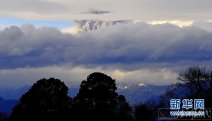 智利南部普耶韦火山喷发 火山灰覆盖阿根廷(组图)