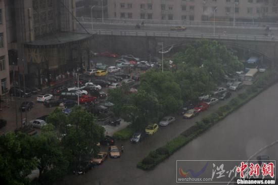 6月28日下午，长沙遭遇暴雨袭击，城区部分地段由于积水较深，导致交通受阻。在积水较为严重的长沙市八一桥段，部分车辆已经抛锚，被浸水中。图为一辆轿车因积水太深抛锚。刘双双 摄