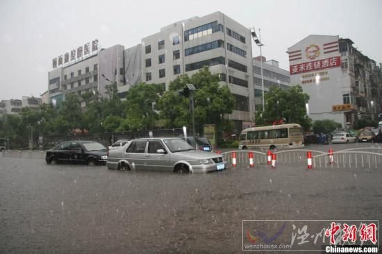 6月28日下午，长沙遭遇暴雨袭击，城区部分地段由于积水较深，导致交通受阻。在积水较为严重的长沙市八一桥段，部分车辆已经抛锚，被浸水中。图为轿车停在路中不敢前行。傅煜 摄