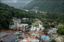 韩国:暴雨引发泥石流 6名大学生志愿者不幸身亡