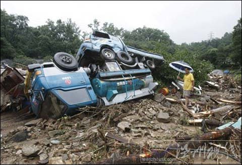 韩国首尔及周边地区强降雨百年一遇 32人遇难