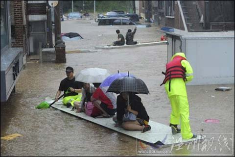 韩国首尔及周边地区强降雨百年一遇 32人遇难