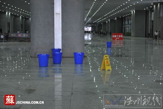 南京暴雨致高铁南站出现漏水地基下沉(组图)