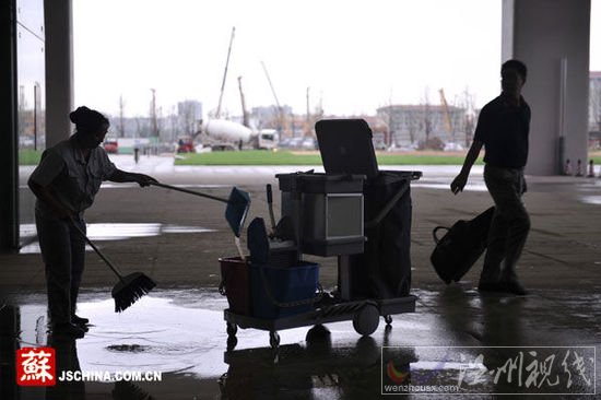 南京暴雨致高铁南站出现漏水地基下沉(组图)