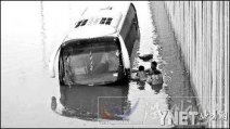 北京暴雨堵车 水淹车八名乘客被困