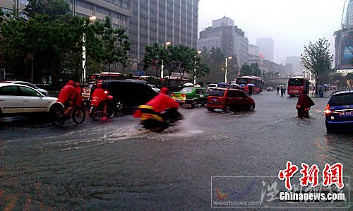 成都市区降暴雨昼如夜（2）