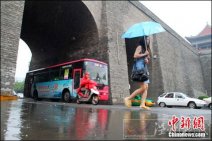 西安暴雨道路积水 市民出行受影响