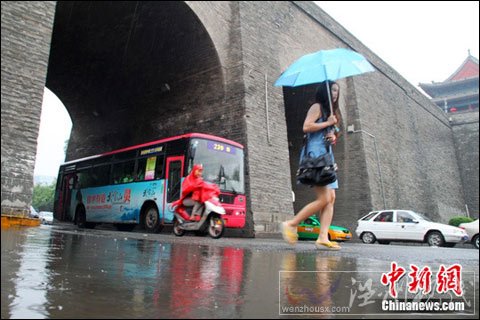 西安遭遇大面积降水 市民出行受影响（组图）