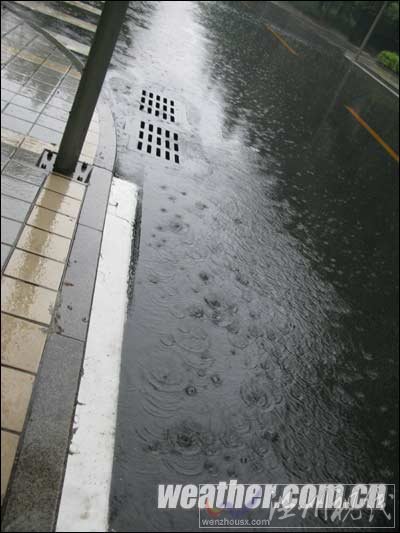 京城清晨普降小到中雨 局地雨势较大或影响早高峰