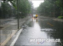 北京清晨降大雨 局地雨势较大影响市民出行