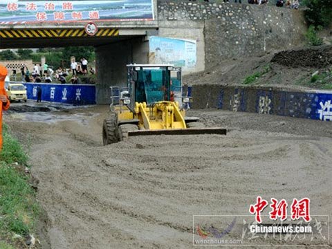 甘肃宕昌县遭暴洪泥石流灾害致1人死亡