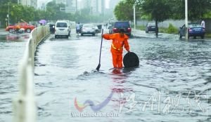 捞 西二旗北路，工作人员在疏通下水道。本报记者 浦峰 摄