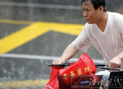 暴雨来袭积水“掀翻”窨井盖 浦东机场起降正常