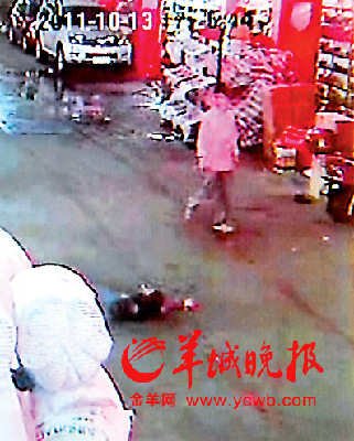 两车先后碾压2岁女童 路人见死不救