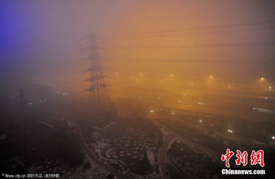 刚告别初雪，京城陷入“雾区”。2011年12月4日晚，北京阜石路石景山区杨庄段，被大雾笼罩。李文明 摄 CFP视觉中国