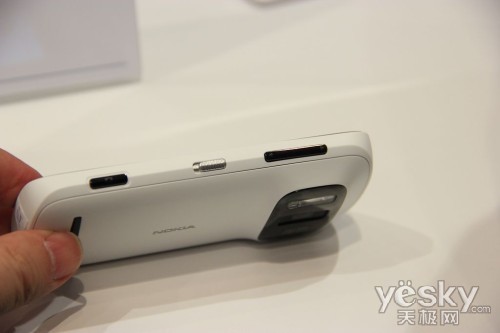 图为：诺基亚 808 PureView 手机