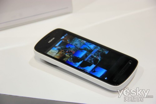 图为：诺基亚 808 PureView 手机