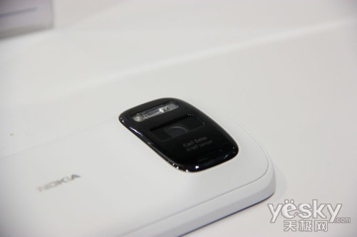 图为：诺基亚 808 PureView 手机