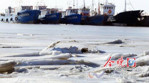 渤海湾天津海域出现初生冰 部分渔船被困（组图）