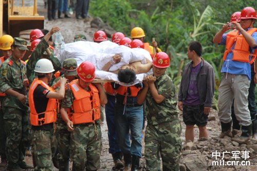 四川鹤滩电站发生泥石流 武警官兵迅速抢险