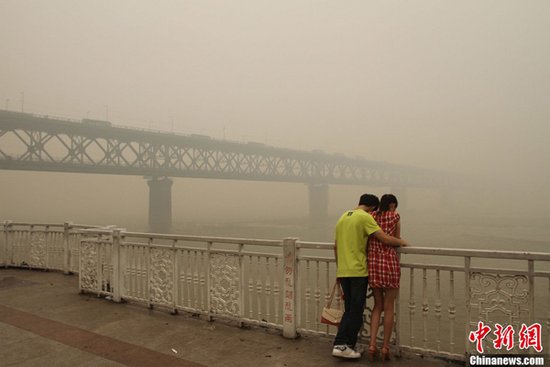 南方多地出现严重雾霾天气 焚烧秸秆是重要原因