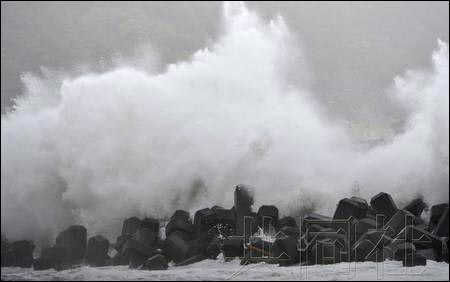 强台风“古超”致日本1人死亡 13万户家庭断电