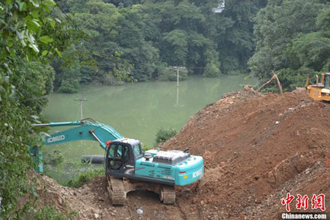 贵州岑巩县发生山体滑坡 形成堰塞湖