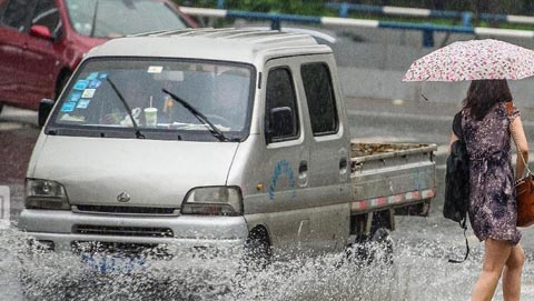 重庆遭受暴雨袭击 多条公路陷入半瘫痪状态（组图）