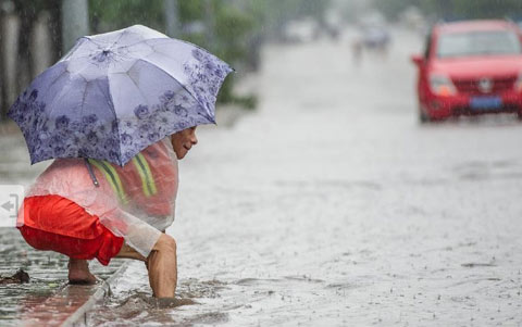 重庆遭受暴雨袭击 多条公路陷入半瘫痪状态（组图）