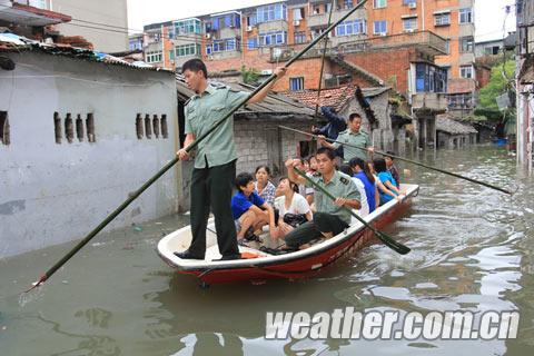 江西南昌遭暴雨 部分路段积涝严重