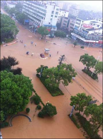 10日江西景德镇暴雨 暴雨引发内涝