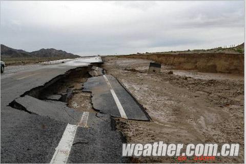 近日青海降水较多，公路被毁
